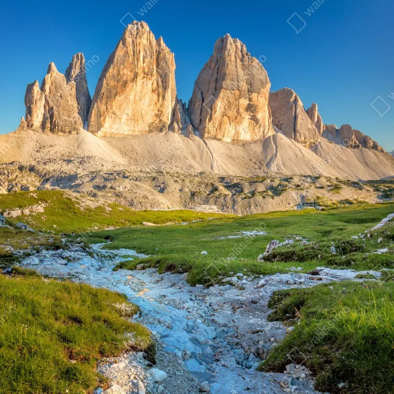 Fototapeta Tre Cime di Lavaredo nad alpejską łąką – Wallissimo® Fototapeta Tre Cime di Lavaredo nad alpejską łąką – Wallissimo®
