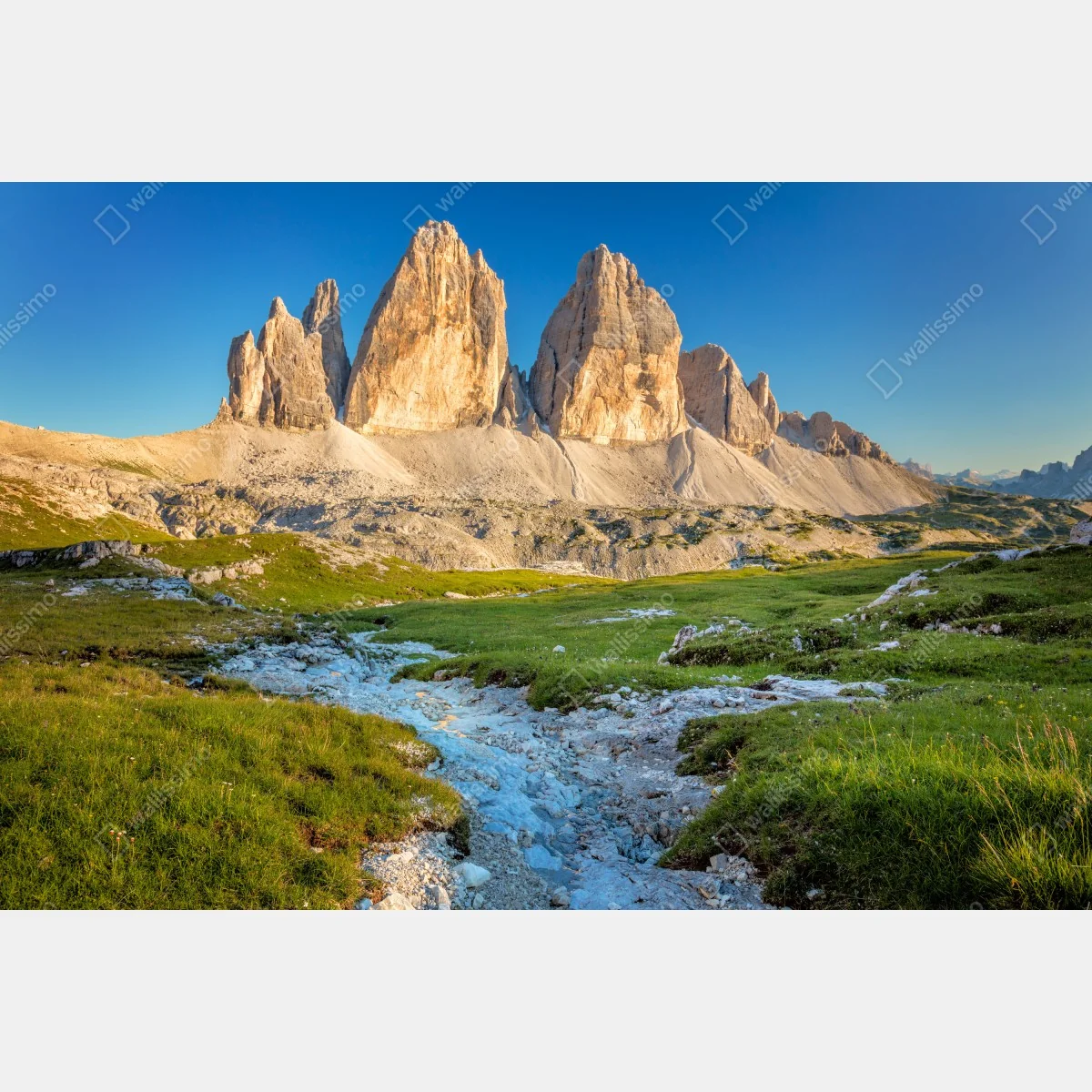 Fototapeta Tre Cime di Lavaredo nad alpejską łąką – Wallissimo® Fototapeta Tre Cime di Lavaredo nad alpejską łąką – Wallissimo®