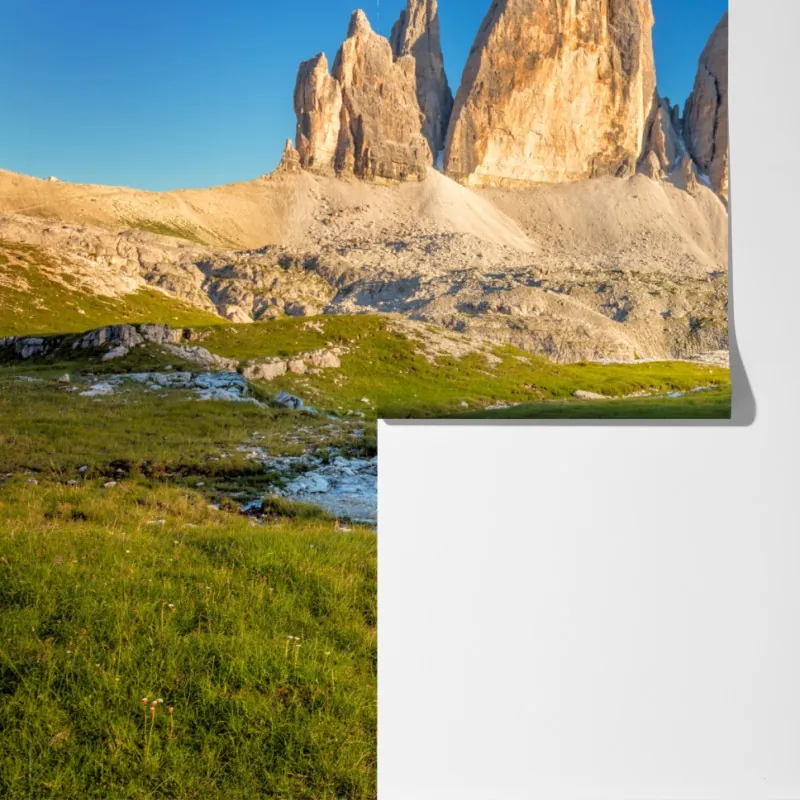 Fototapeta Tre Cime di Lavaredo nad alpejską łąką – Wallissimo® Fototapeta Tre Cime di Lavaredo nad alpejską łąką – Wallissimo®