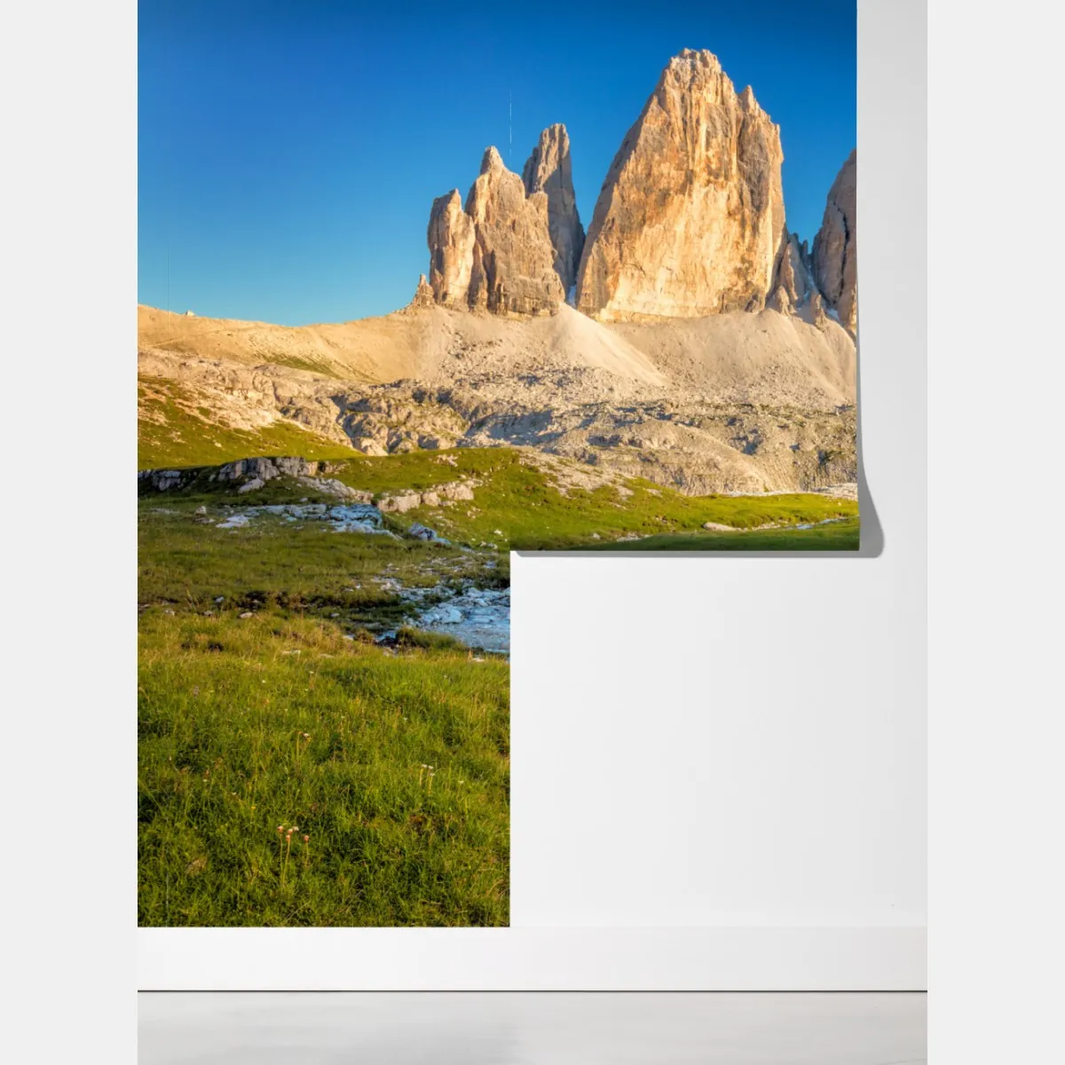 Fototapeta Tre Cime di Lavaredo nad alpejską łąką – Wallissimo® Fototapeta Tre Cime di Lavaredo nad alpejską łąką – Wallissimo®