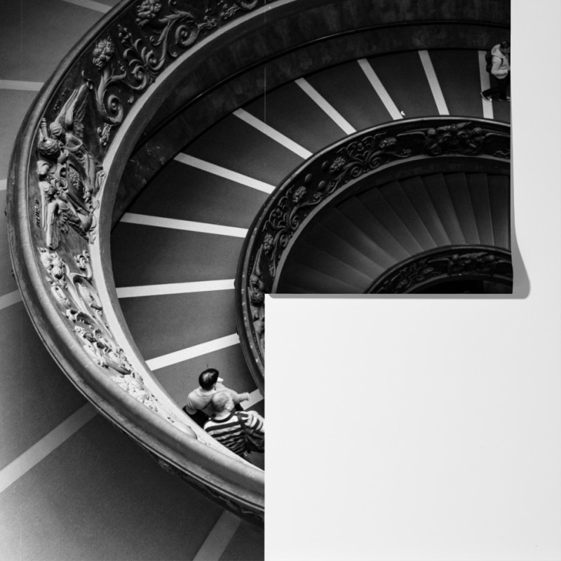 Fototapeta dramtyczne spiralne schody w monochromii – Wallissimo® Fototapeta dramtyczne spiralne schody w monochromii – Wallissimo®