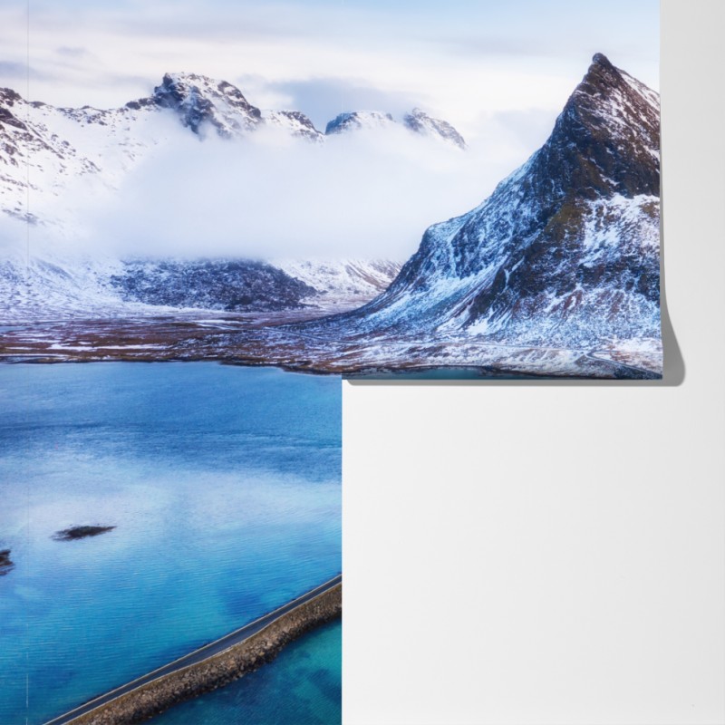 Fototapeta Lofoty most i góra z lotu ptaka – Wallissimo® Fototapeta Lofoty most i góra z lotu ptaka – Wallissimo®