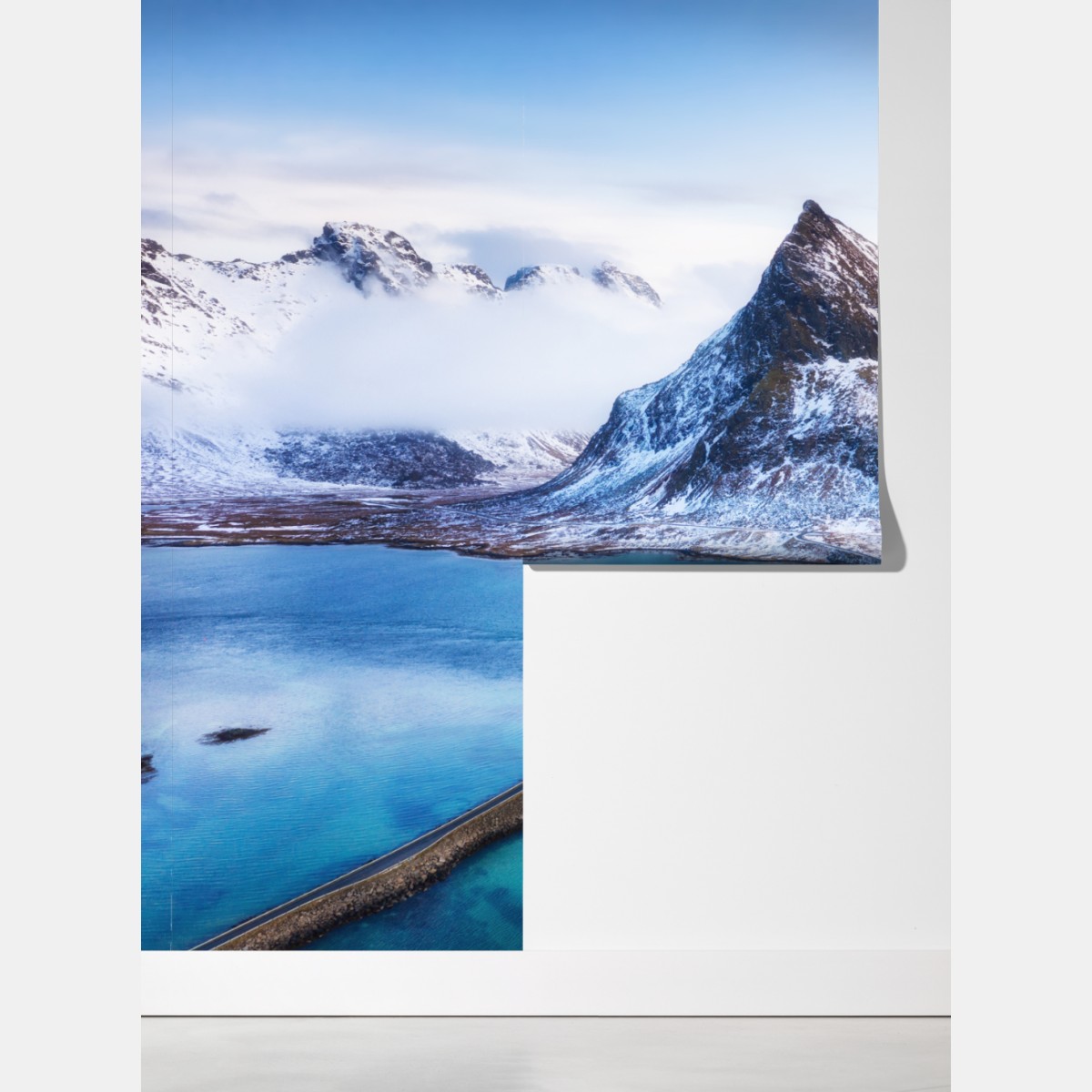 Fototapeta Lofoty most i góra z lotu ptaka – Wallissimo® Fototapeta Lofoty most i góra z lotu ptaka – Wallissimo®