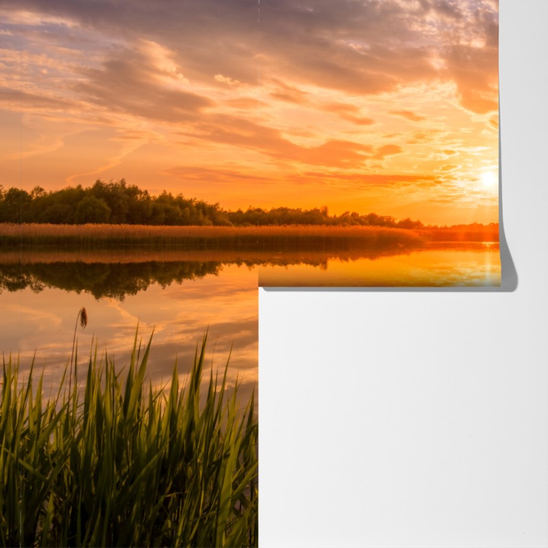 Fototapeta złoty zachód słońca nad spokojnym jeziorem – Wallissimo® Fototapeta złoty zachód słońca nad spokojnym jeziorem – Wallissimo®