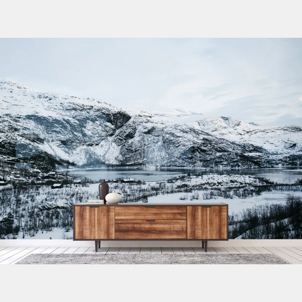 Fototapeta spokojny zimowy pejzaż górski nad zamarzniętym jeziorem – Wallissimo® Fototapeta spokojny zimowy pejzaż górski nad zamarzniętym jeziorem – Wallissimo®