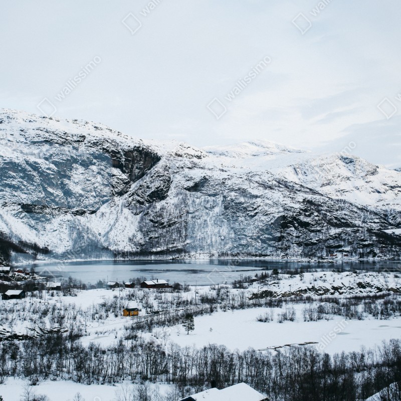 Fototapeta spokojny zimowy pejzaż górski nad zamarzniętym jeziorem – Wallissimo® Fototapeta spokojny zimowy pejzaż górski nad zamarzniętym jeziorem – Wallissimo®