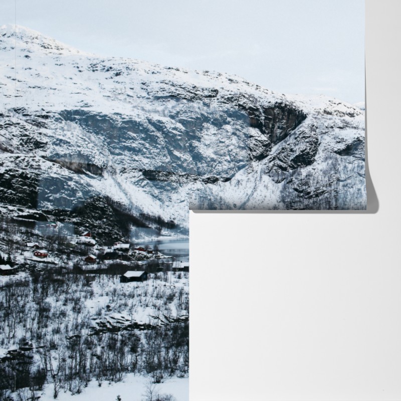 Fototapeta spokojny zimowy pejzaż górski nad zamarzniętym jeziorem – Wallissimo® Fototapeta spokojny zimowy pejzaż górski nad zamarzniętym jeziorem – Wallissimo®