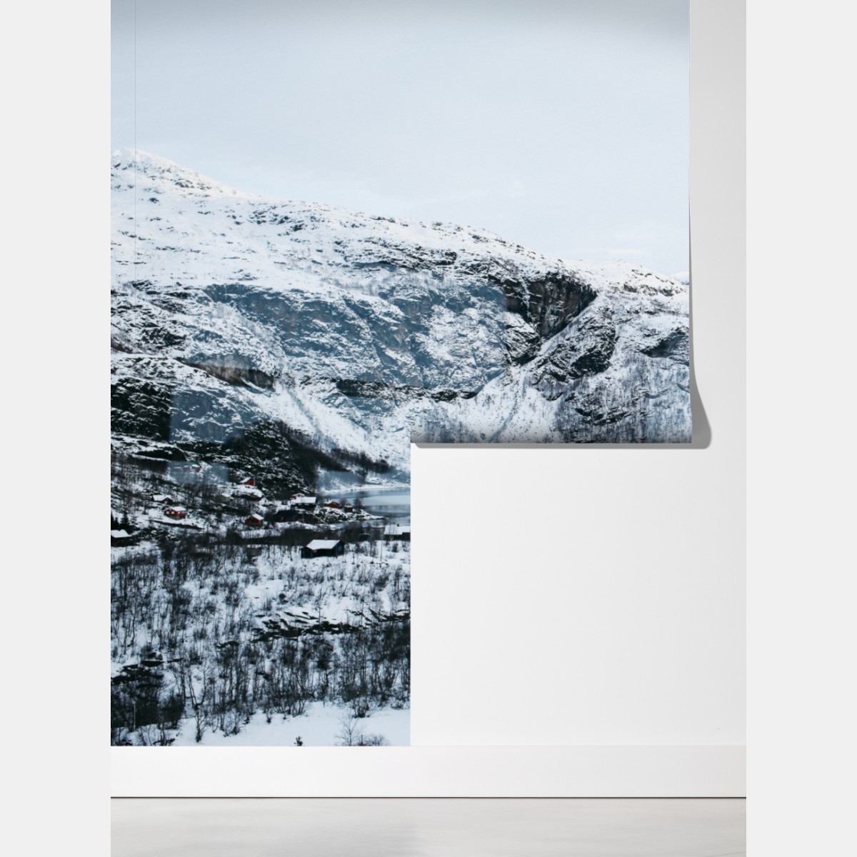 Fototapeta spokojny zimowy pejzaż górski nad zamarzniętym jeziorem – Wallissimo® Fototapeta spokojny zimowy pejzaż górski nad zamarzniętym jeziorem – Wallissimo®