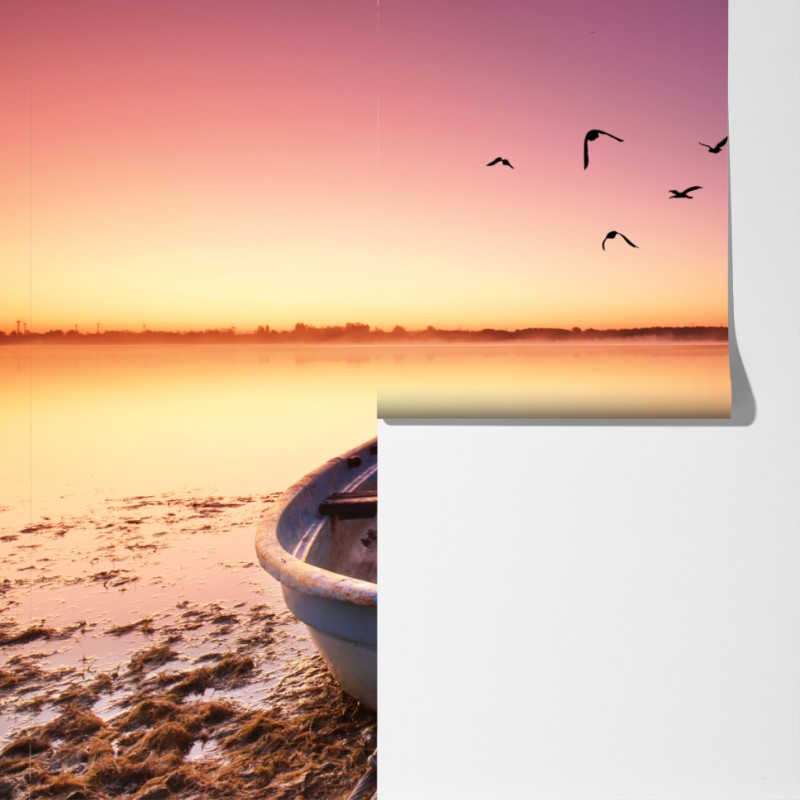 Fototapeta spokojna łódź o zmierzchu nad jeziorem – Wallissimo® Fototapeta spokojna łódź o zmierzchu nad jeziorem – Wallissimo®