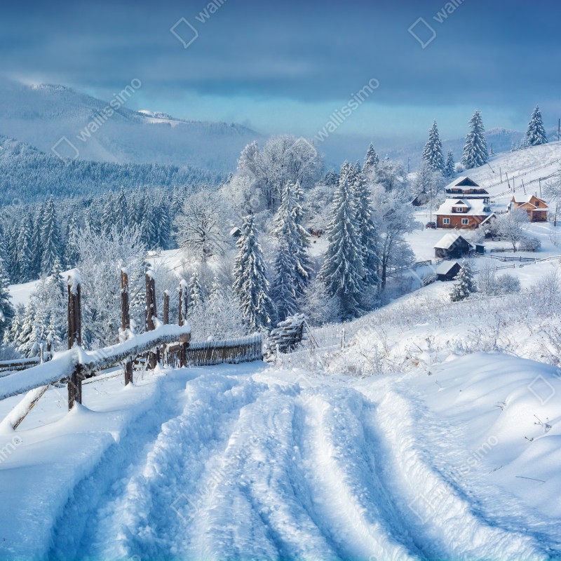 Fototapeta zimowa ścieżka do alpejskiej wioski – Wallissimo® Fototapeta zimowa ścieżka do alpejskiej wioski – Wallissimo®