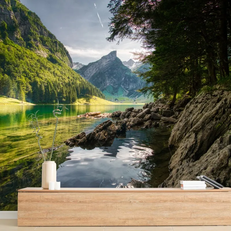 Fototapeta spokojne górskie jezioro z odbiciami lasu – Wallissimo® Fototapeta spokojne górskie jezioro z odbiciami lasu – Wallissimo®