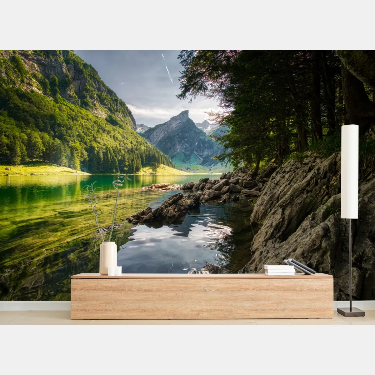 Fototapeta spokojne górskie jezioro z odbiciami lasu – Wallissimo® Fototapeta spokojne górskie jezioro z odbiciami lasu – Wallissimo®