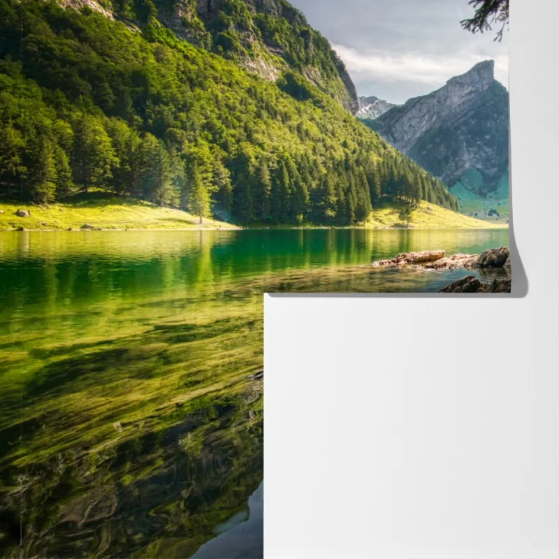 Fototapeta spokojne górskie jezioro z odbiciami lasu – Wallissimo® Fototapeta spokojne górskie jezioro z odbiciami lasu – Wallissimo®