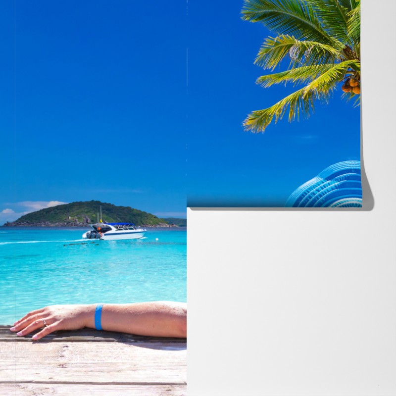 Fototapeta tropikalna plaża z niebieskim kapeluszem – Wallissimo® Fototapeta tropikalna plaża z niebieskim kapeluszem – Wallissimo®
