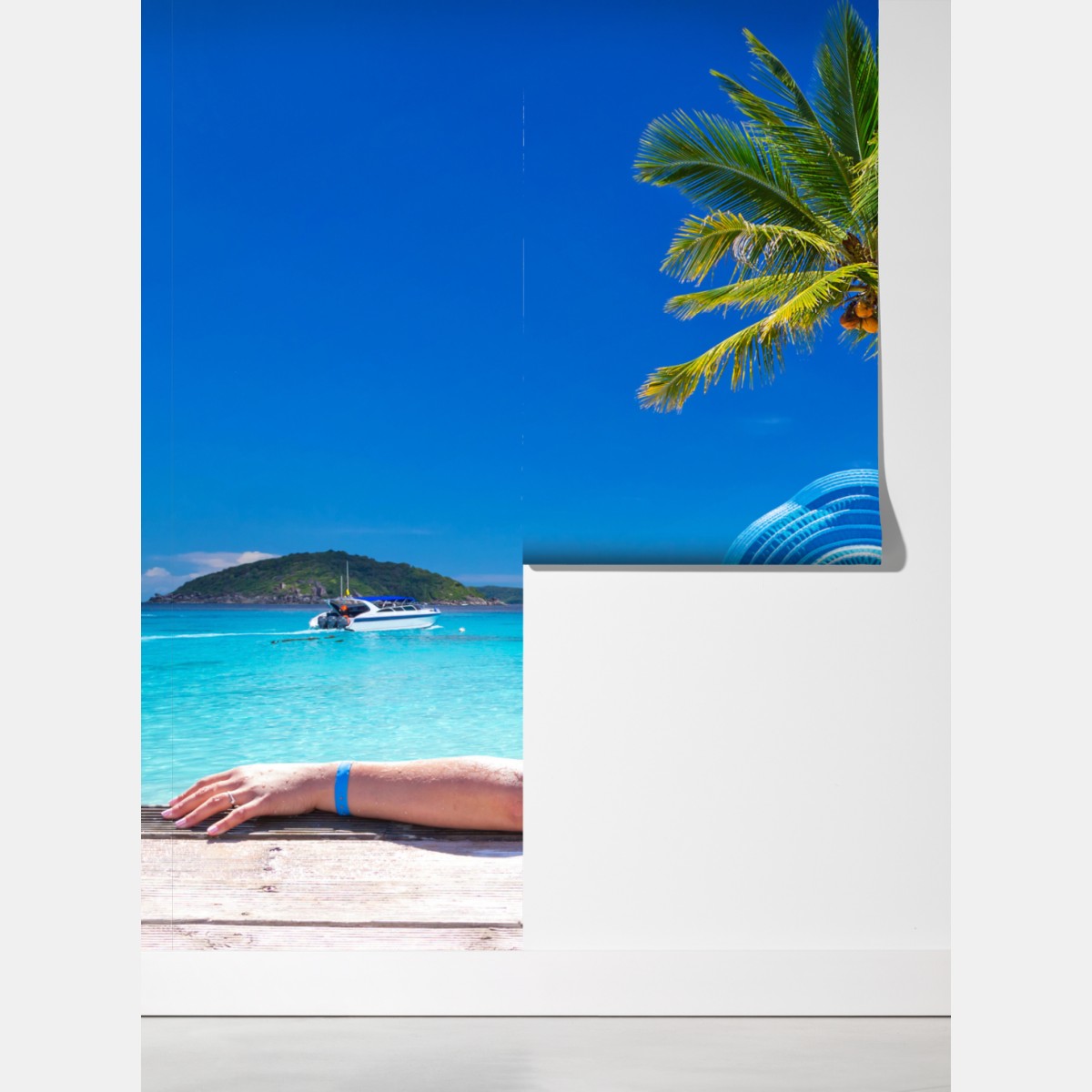 Fototapeta tropikalna plaża z niebieskim kapeluszem – Wallissimo® Fototapeta tropikalna plaża z niebieskim kapeluszem – Wallissimo®