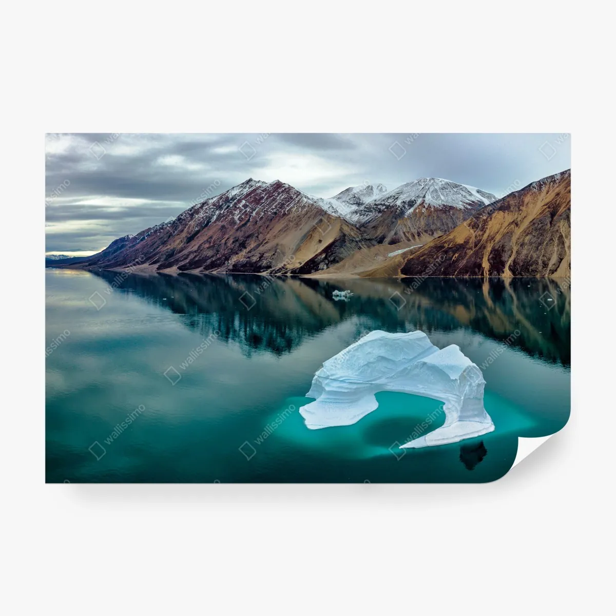 Fototapeta góra lodowa i odbicia gór w turkusowej wodzie – Wallissimo® Fototapeta góra lodowa i odbicia gór w turkusowej wodzie – Wallissimo®