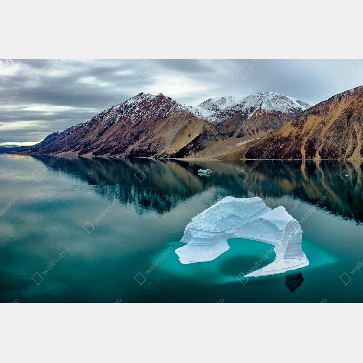 Fototapeta góra lodowa i odbicia gór w turkusowej wodzie – Wallissimo® Fototapeta góra lodowa i odbicia gór w turkusowej wodzie – Wallissimo®