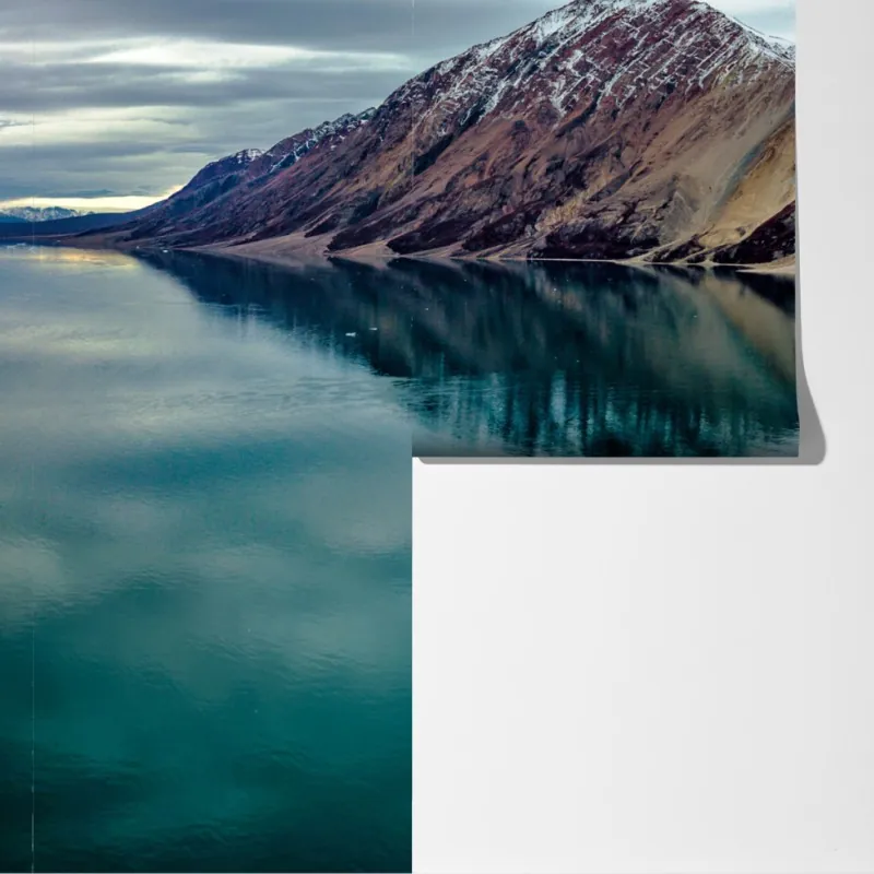 Fototapeta góra lodowa i odbicia gór w turkusowej wodzie – Wallissimo® Fototapeta góra lodowa i odbicia gór w turkusowej wodzie – Wallissimo®