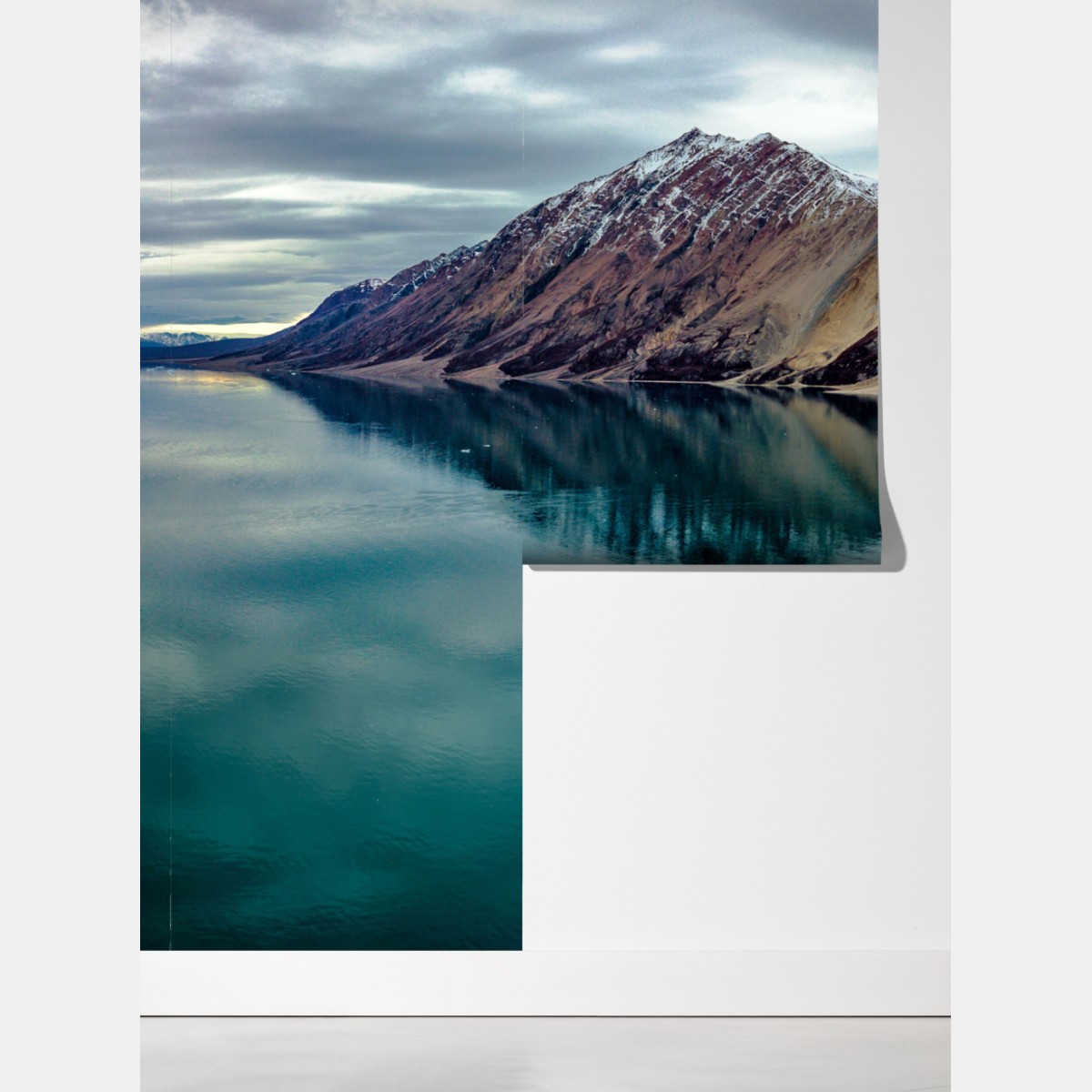 Fototapeta góra lodowa i odbicia gór w turkusowej wodzie – Wallissimo® Fototapeta góra lodowa i odbicia gór w turkusowej wodzie – Wallissimo®