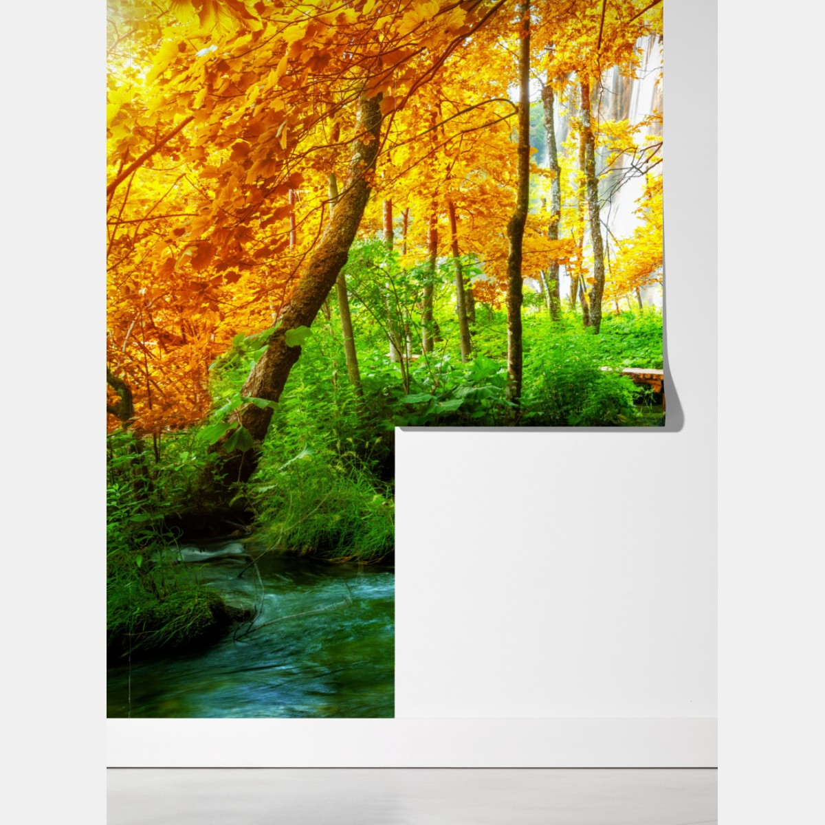 Fototapeta złoty pomost w lesie nad Plitwickimi Jeziorami – Wallissimo® Fototapeta złoty pomost w lesie nad Plitwickimi Jeziorami – Wallissimo®