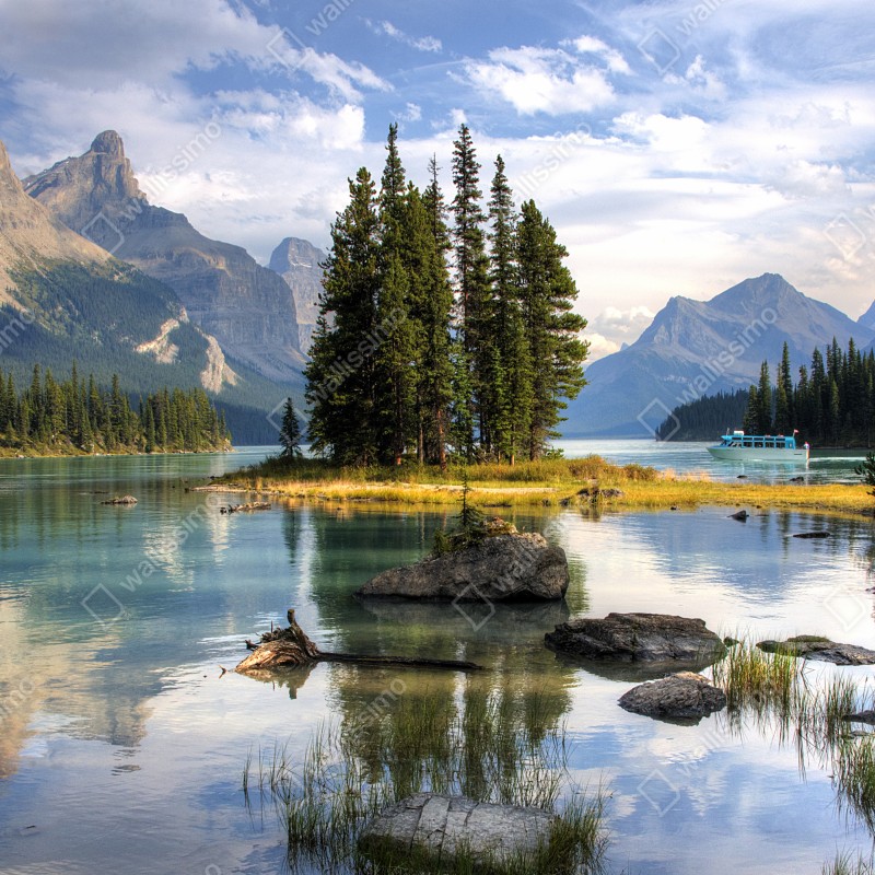 Fototapeta spokojne jezioro alpejskie z wyspą i górami – Wallissimo® Fototapeta spokojne jezioro alpejskie z wyspą i górami – Wallissimo®