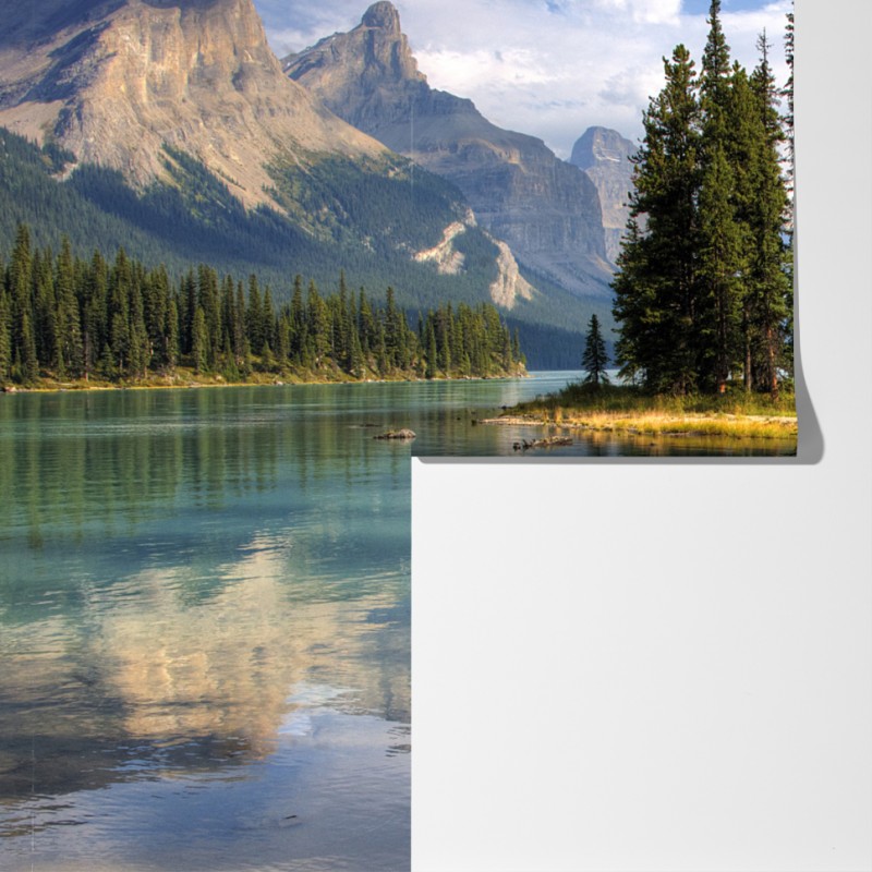 Fototapeta spokojne jezioro alpejskie z wyspą i górami – Wallissimo® Fototapeta spokojne jezioro alpejskie z wyspą i górami – Wallissimo®