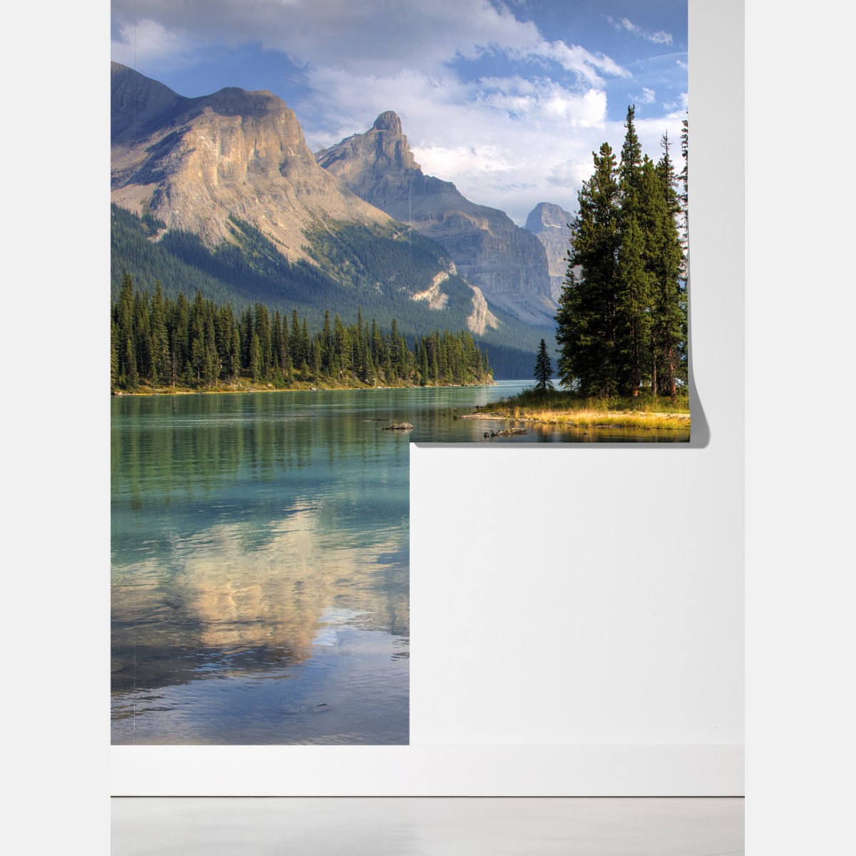 Fototapeta spokojne jezioro alpejskie z wyspą i górami – Wallissimo® Fototapeta spokojne jezioro alpejskie z wyspą i górami – Wallissimo®