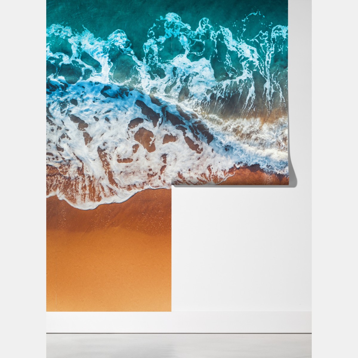 Fototapeta lotnicze ujęcie turkusowych fal na piaszczystej plaży – Wallissimo® Fototapeta lotnicze ujęcie turkusowych fal na piaszczystej plaży – Wallissimo®