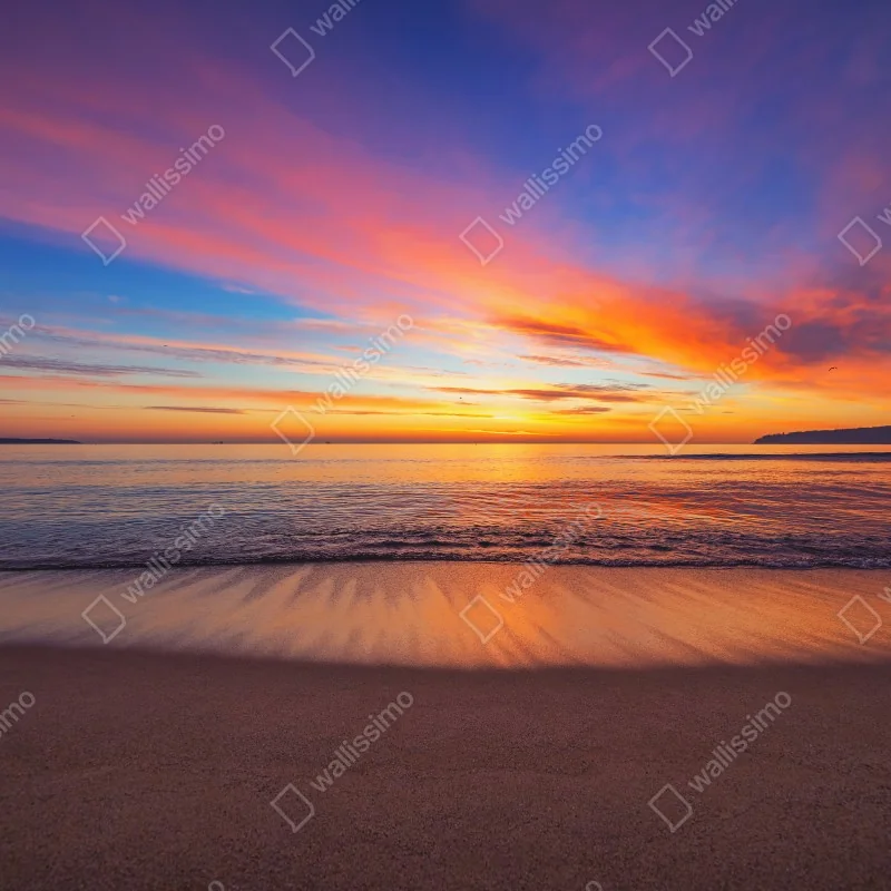 Fototapeta żywy wschód słońca nad spokojną plażą – Wallissimo® Fototapeta żywy wschód słońca nad spokojną plażą – Wallissimo®