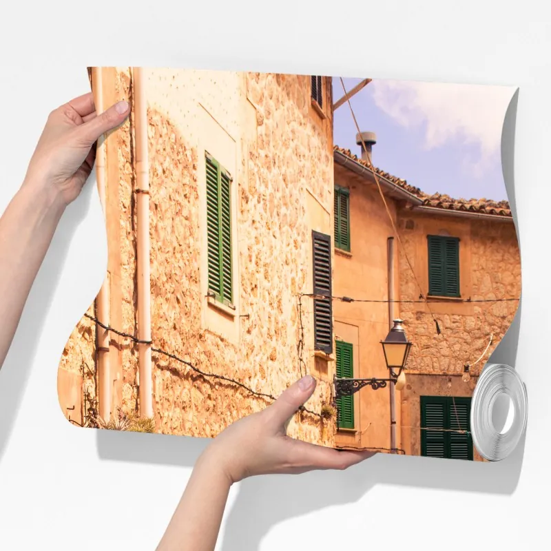 Fototapeta słoneczna uliczka śródziemnomorska z doniczkami – Wallissimo® Fototapeta słoneczna uliczka śródziemnomorska z doniczkami – Wallissimo®