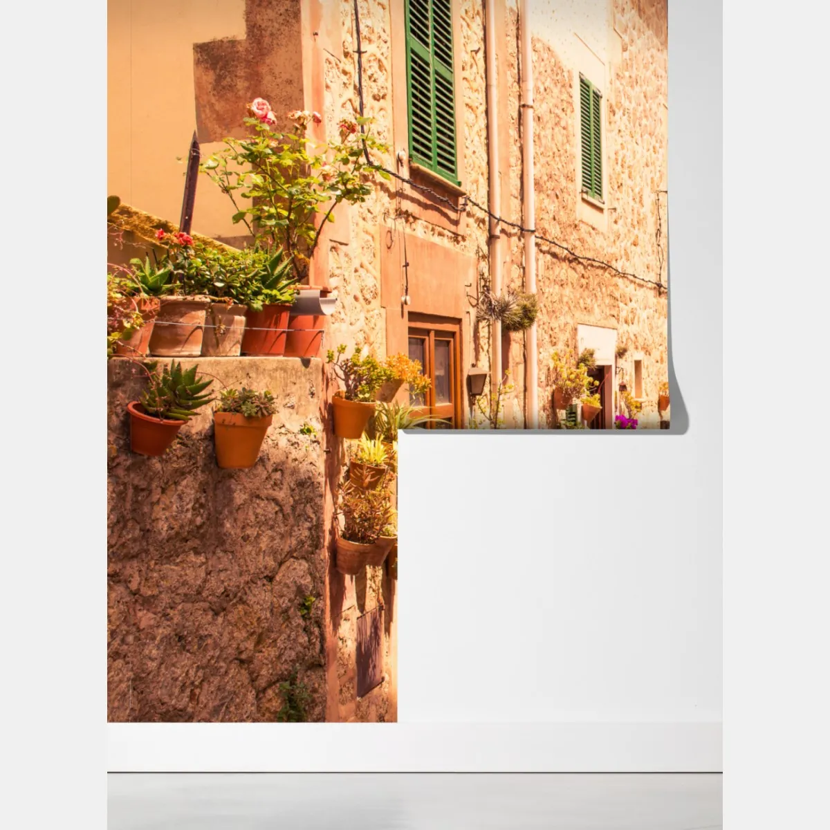 Fototapeta słoneczna uliczka śródziemnomorska z doniczkami – Wallissimo® Fototapeta słoneczna uliczka śródziemnomorska z doniczkami – Wallissimo®