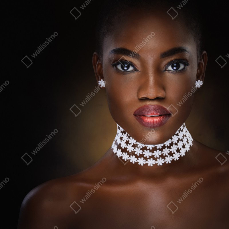 Fototapeta elegancki portret kobiety z kwiatową kolią – Wallissimo® Fototapeta elegancki portret kobiety z kwiatową kolią – Wallissimo®