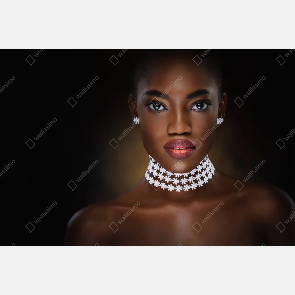 Fototapeta elegancki portret kobiety z kwiatową kolią – Wallissimo® Fototapeta elegancki portret kobiety z kwiatową kolią – Wallissimo®