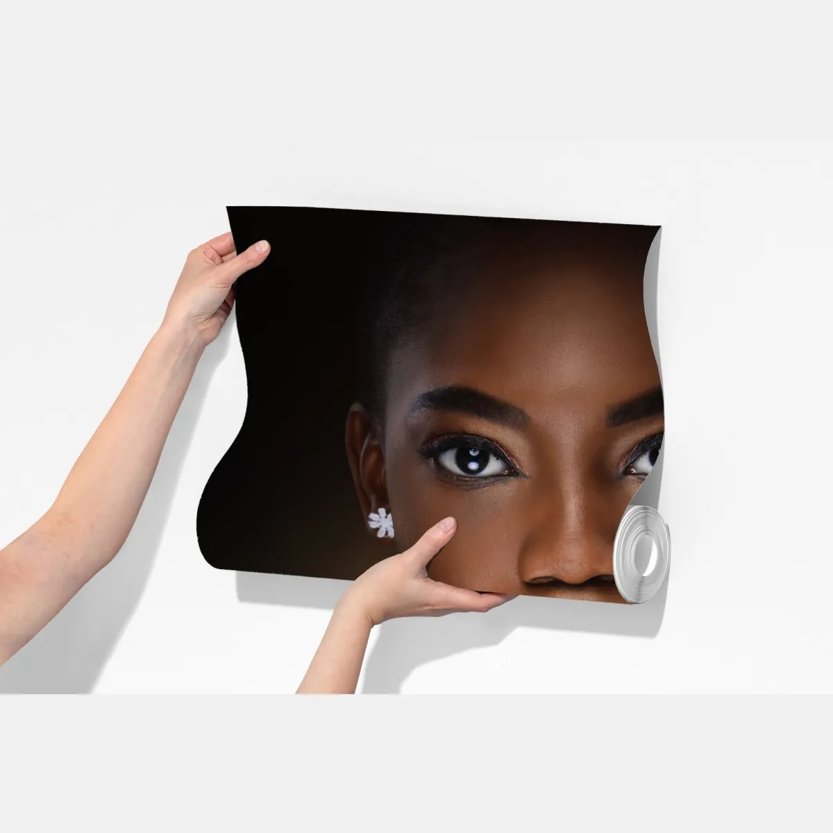 Fototapeta elegancki portret kobiety z kwiatową kolią – Wallissimo® Fototapeta elegancki portret kobiety z kwiatową kolią – Wallissimo®