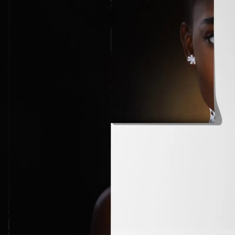 Fototapeta elegancki portret kobiety z kwiatową kolią – Wallissimo® Fototapeta elegancki portret kobiety z kwiatową kolią – Wallissimo®