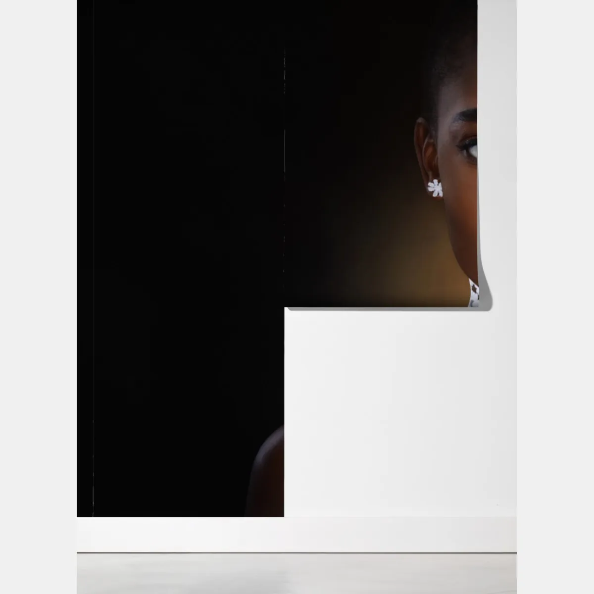 Fototapeta elegancki portret kobiety z kwiatową kolią – Wallissimo® Fototapeta elegancki portret kobiety z kwiatową kolią – Wallissimo®