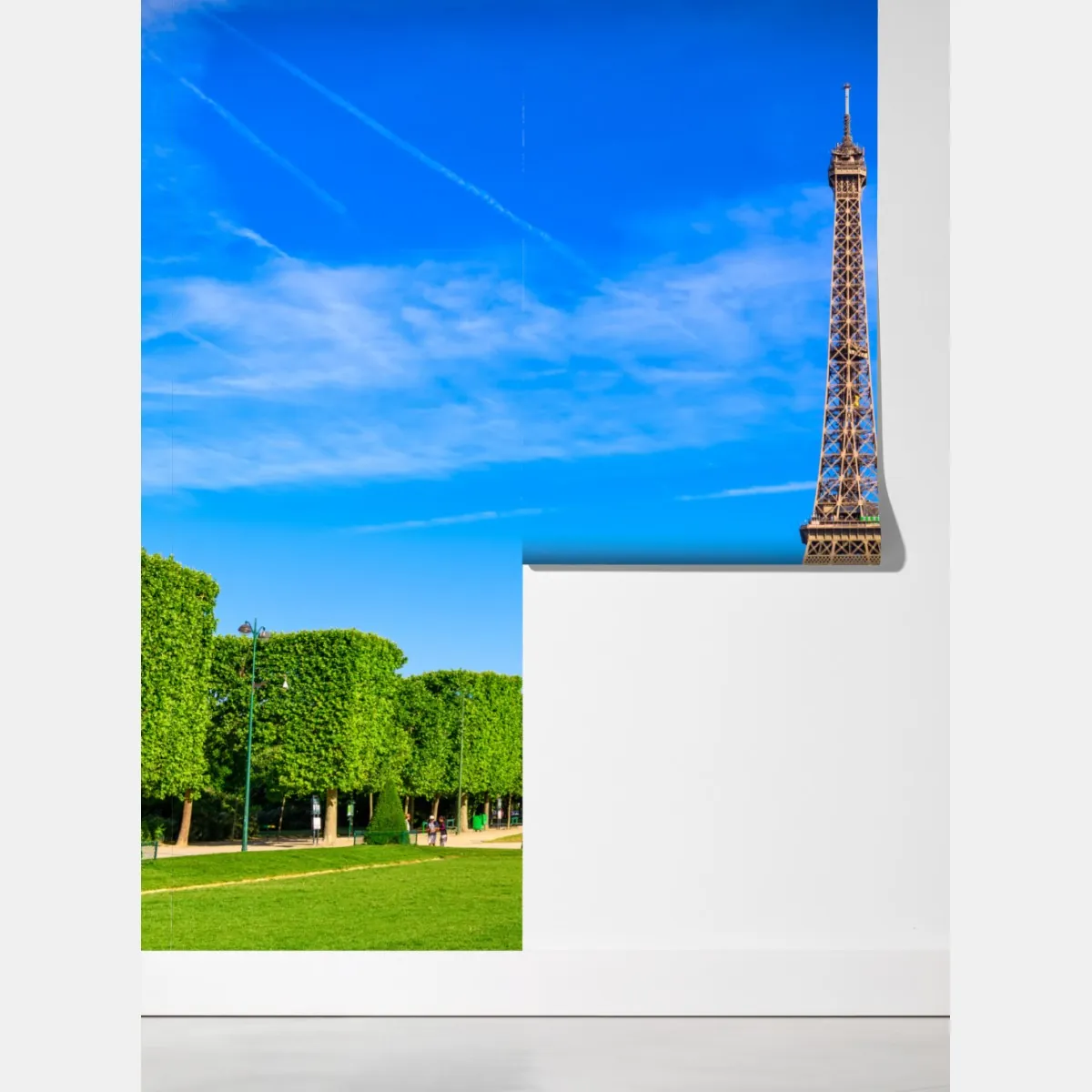 Fototapeta Wieża Eiffla na Polu Marsowym, żywy paryski krajobraz – Wallissimo® Fototapeta Wieża Eiffla na Polu Marsowym, żywy paryski krajobraz – Wallissimo®