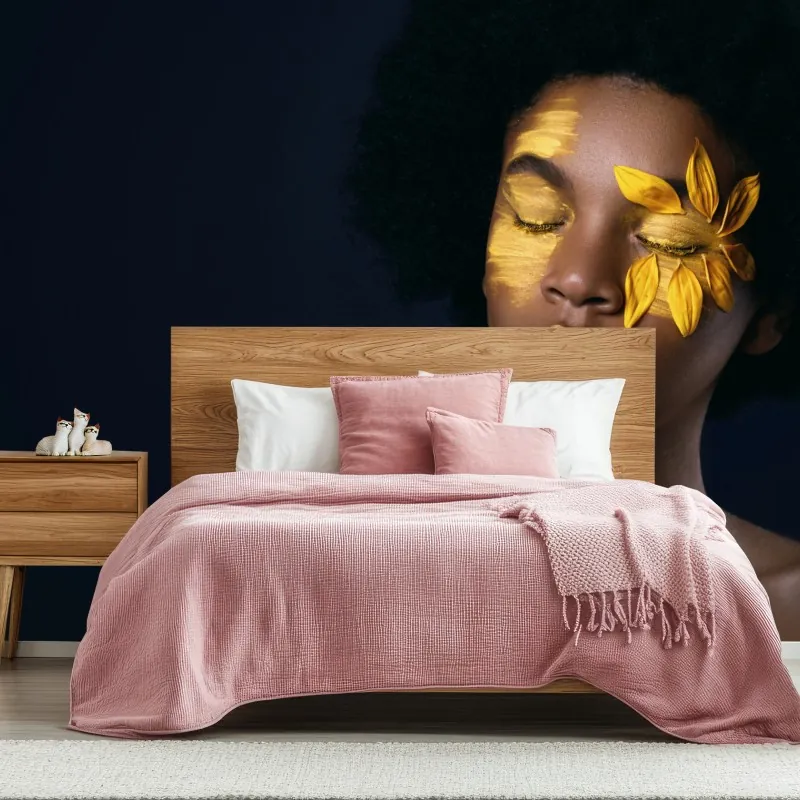 Fototapeta słonecznikowa muza: portret z płatkami słonecznika