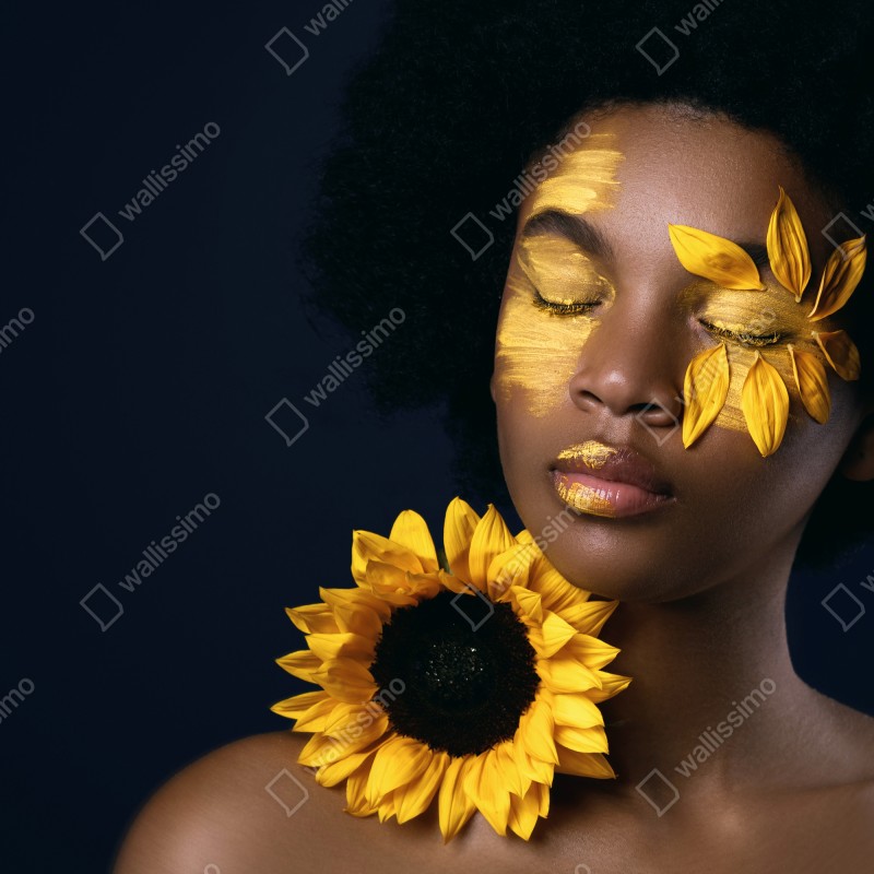 Fototapeta słonecznikowa muza: portret z płatkami słonecznika – Wallissimo® Fototapeta słonecznikowa muza: portret z płatkami słonecznika – Wallissimo®