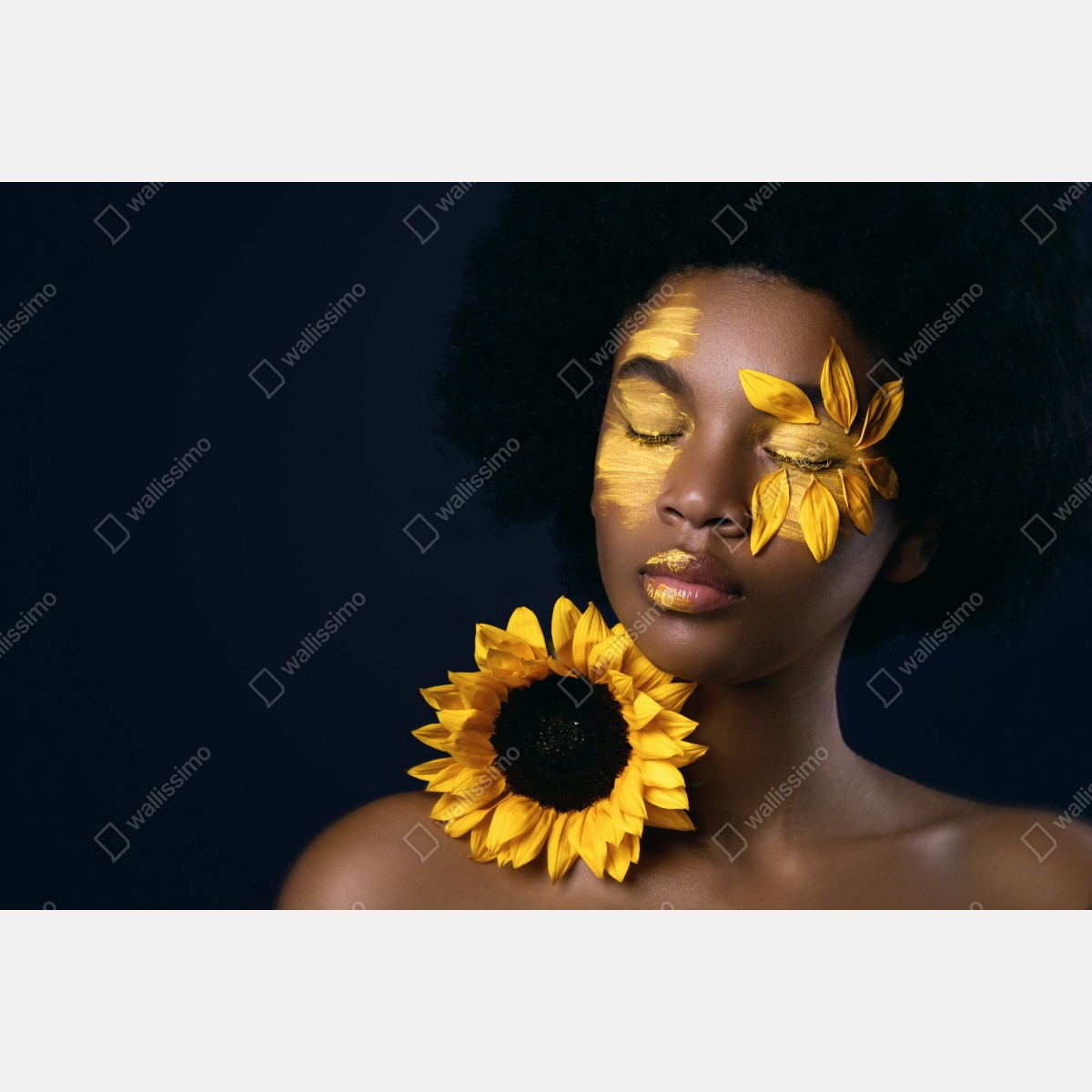 Fototapeta słonecznikowa muza: portret z płatkami słonecznika – Wallissimo® Fototapeta słonecznikowa muza: portret z płatkami słonecznika – Wallissimo®