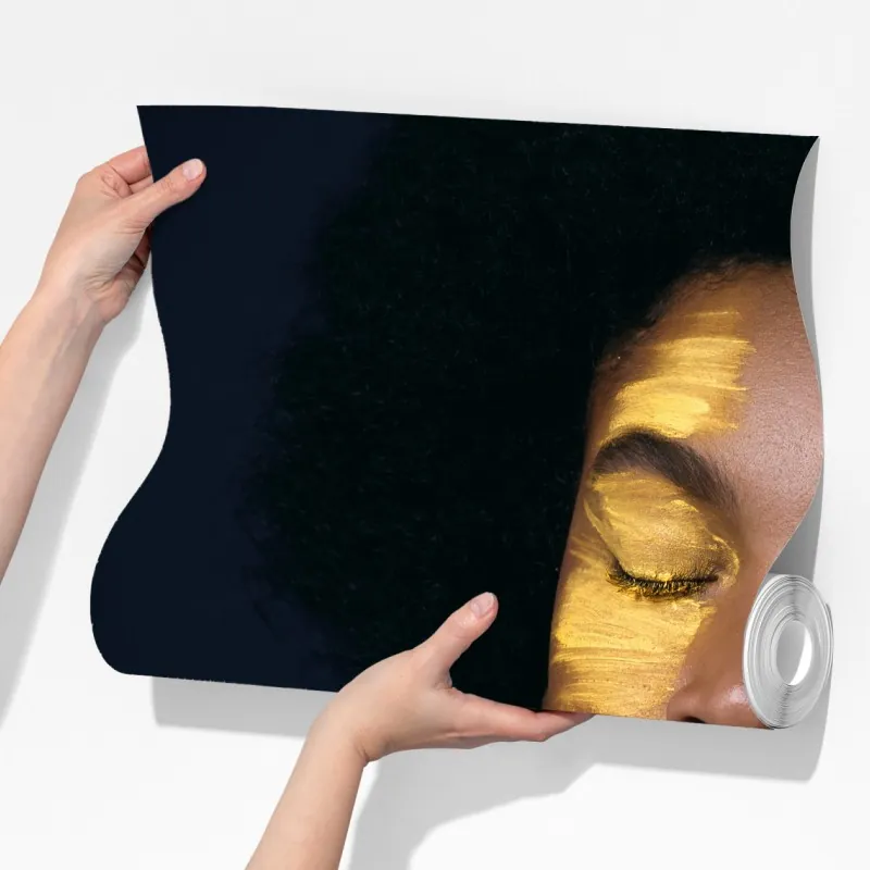 Fototapeta słonecznikowa muza: portret z płatkami słonecznika – Wallissimo® Fototapeta słonecznikowa muza: portret z płatkami słonecznika – Wallissimo®