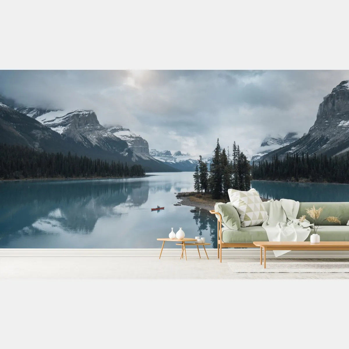 Fototapeta spokojne alpejskie jezioro z wyspą i kajakiem – Wallissimo® Fototapeta spokojne alpejskie jezioro z wyspą i kajakiem – Wallissimo®