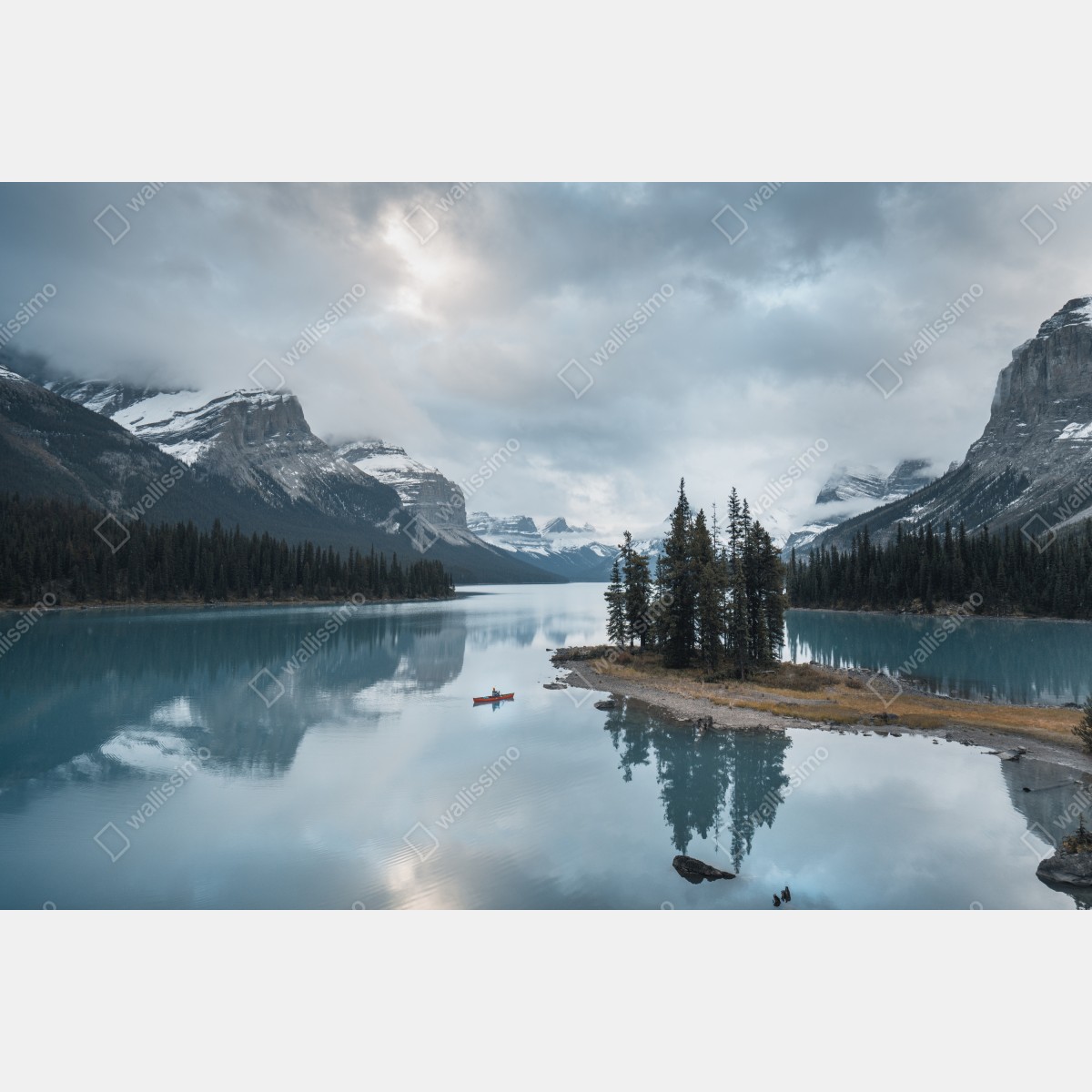 Fototapeta spokojne alpejskie jezioro z wyspą i kajakiem – Wallissimo® Fototapeta spokojne alpejskie jezioro z wyspą i kajakiem – Wallissimo®