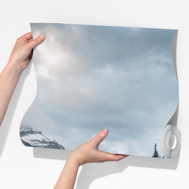 Fototapeta spokojne alpejskie jezioro z wyspą i kajakiem – Wallissimo® Fototapeta spokojne alpejskie jezioro z wyspą i kajakiem – Wallissimo®