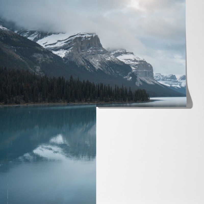 Fototapeta spokojne alpejskie jezioro z wyspą i kajakiem – Wallissimo® Fototapeta spokojne alpejskie jezioro z wyspą i kajakiem – Wallissimo®