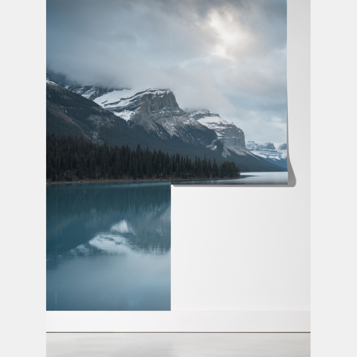 Fototapeta spokojne alpejskie jezioro z wyspą i kajakiem – Wallissimo® Fototapeta spokojne alpejskie jezioro z wyspą i kajakiem – Wallissimo®