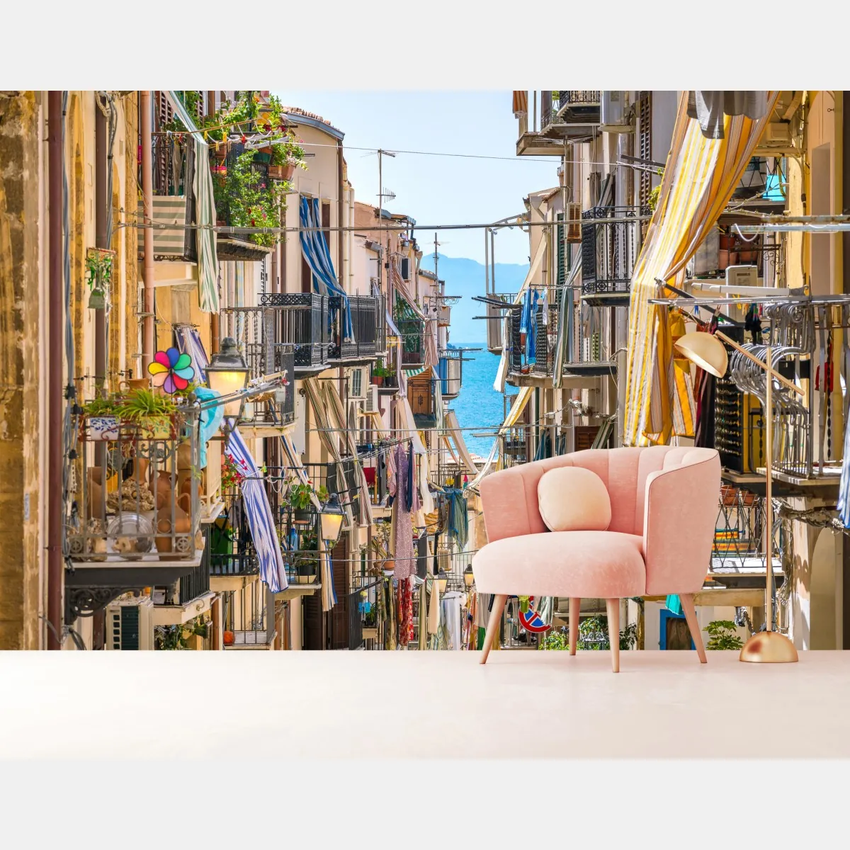 Fototapeta słoneczna uliczka nad morzem z widokiem na zatokę – Wallissimo® Fototapeta słoneczna uliczka nad morzem z widokiem na zatokę – Wallissimo®