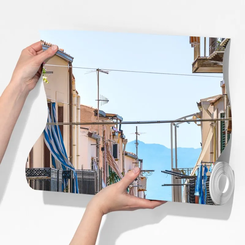 Fototapeta słoneczna uliczka nad morzem z widokiem na zatokę – Wallissimo® Fototapeta słoneczna uliczka nad morzem z widokiem na zatokę – Wallissimo®