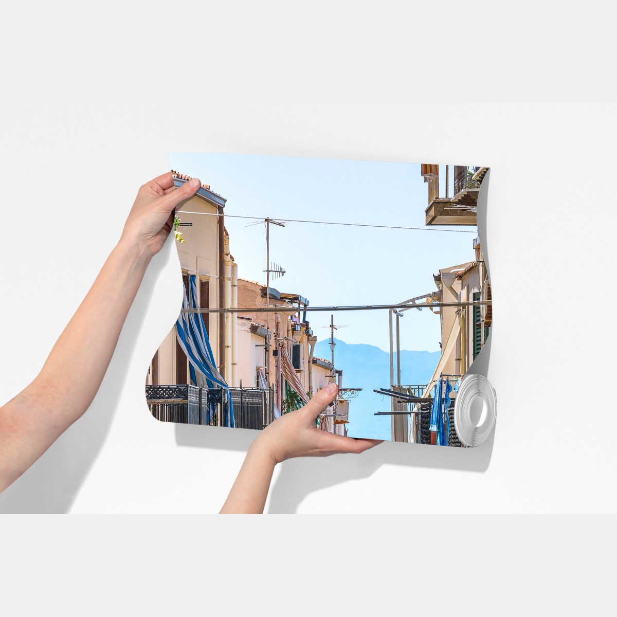 Fototapeta słoneczna uliczka nad morzem z widokiem na zatokę – Wallissimo® Fototapeta słoneczna uliczka nad morzem z widokiem na zatokę – Wallissimo®