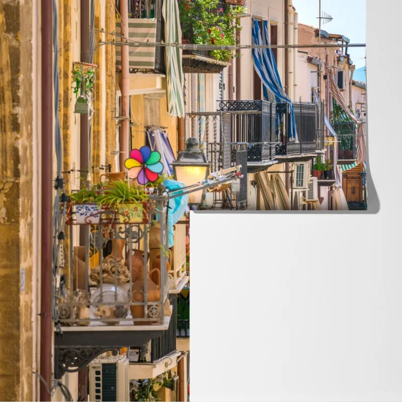 Fototapeta słoneczna uliczka nad morzem z widokiem na zatokę – Wallissimo® Fototapeta słoneczna uliczka nad morzem z widokiem na zatokę – Wallissimo®